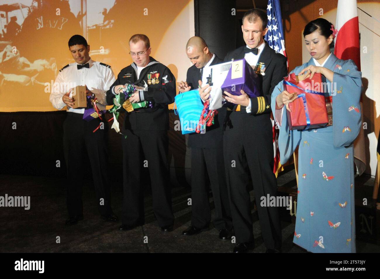 Die Gewinner der US Navy Door-Preise öffnen ihre Geschenke während des Navy Ball im Offiziersclub der Naval Air Facility Atsugi.jpg Stockfoto