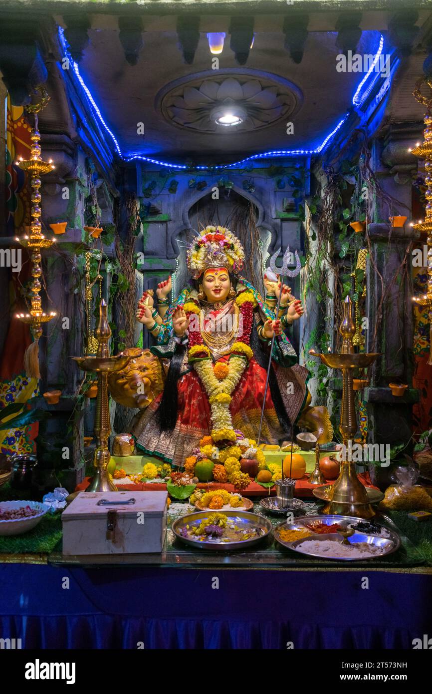 Ein wunderschönes Idol von Maa Durga, der während Navratri in Mumbai, Indien, bei einem Pandal verehrt wird Stockfoto