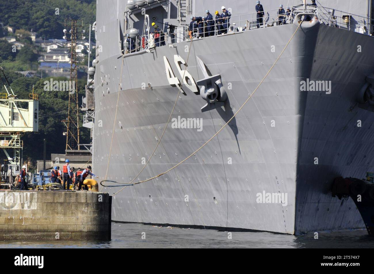 Die Linienführer der US Navy werfen das Dock-Landungsschiff USS Tortuga (LSD 46) ab, als es Sasebo.jpg abfährt Stockfoto