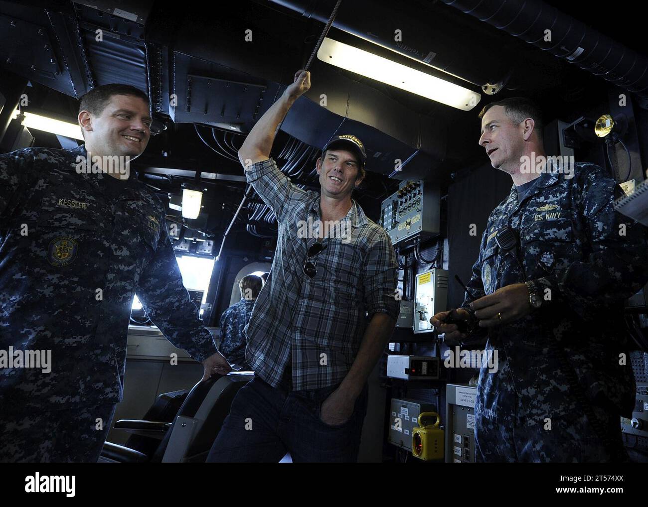 Die Führung der US Navy vom Arleigh-Burke-Klasse-Raketenzerstörer USS Spruance (DDG 111) bietet eine Tour durch das Schiff bis Pe.jpg an Stockfoto