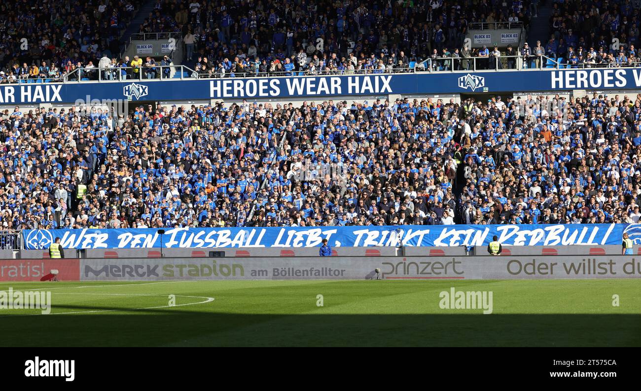 Darmstadt, Deutschland. Oktober 2023. firo: 21. Oktober 2023, Fußball, 1. Liga, 1. Bundesliga, Saison 2023/2024, Darmstadt 98 - RB Leipzig 1:3 Fans Darmstadt mit transparent gegen RB, wer Fußball liebt, trinkt nicht Red Bull Credit: dpa/Alamy Live News Stockfoto