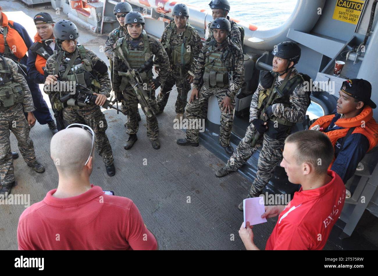 Mitglieder der US Navy eines maritimen Sicherheits- und Sicherheitsteams der US-Küstenwache unterrichten Seeleute der philippinischen Marine an Bord des Rettungs- und Rettungsschiffs USNS Safeguard (T-ARS 50).jpg Stockfoto
