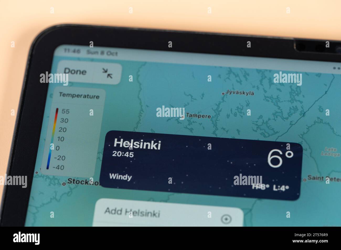 New York, USA – 8. Oktober 2023: Überprüfung der Temperatur außerhalb der Stadt Helsinki mit der Online-App, ipad, Tablet-Bildschirm, Nahansicht Stockfoto