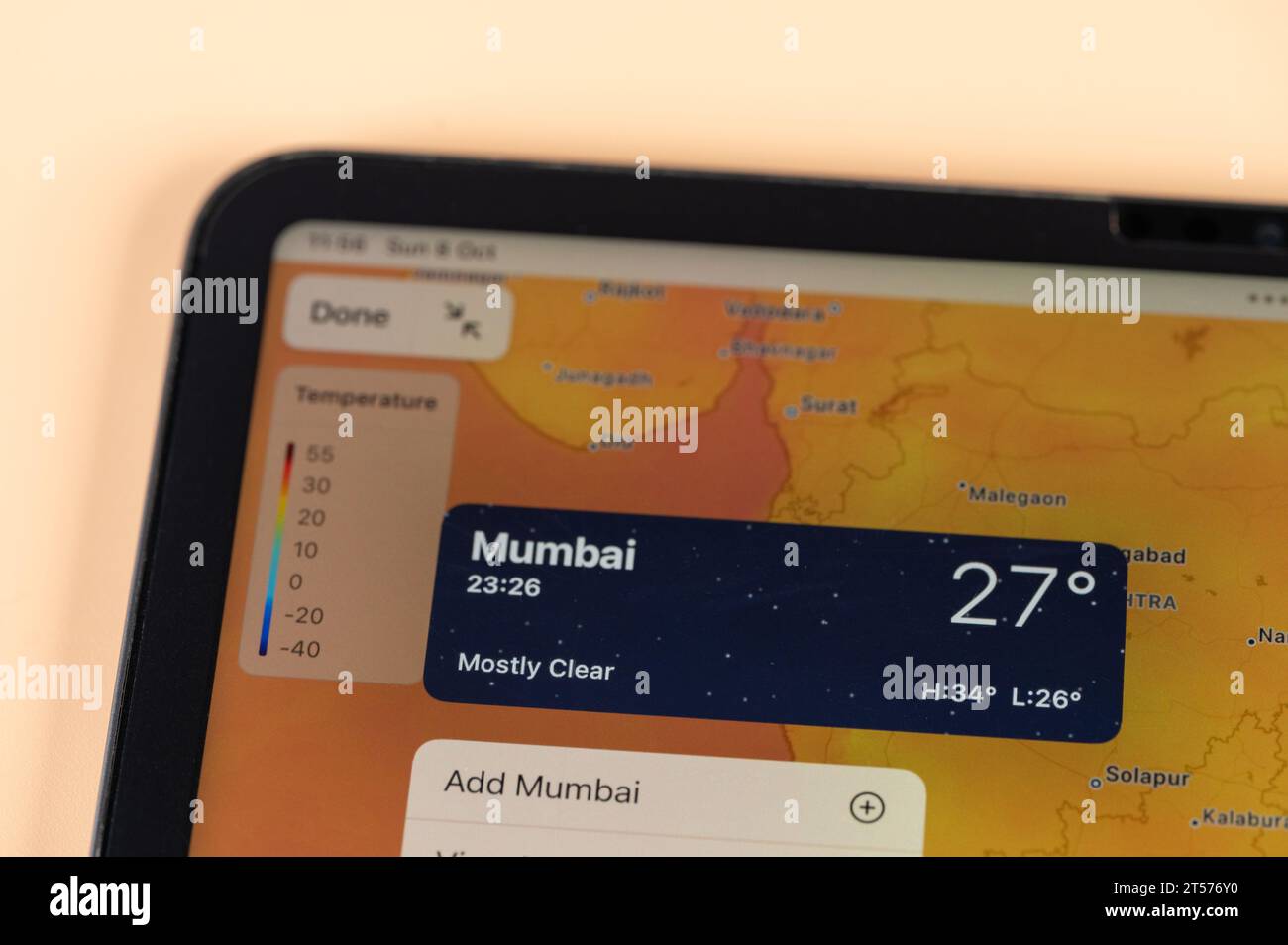 New York, USA - 8. Oktober 2023: Überprüfung der Temperatur in Mumbai City mit der Online-App ipad Tablet Bildschirm Nahaufnahme Stockfoto