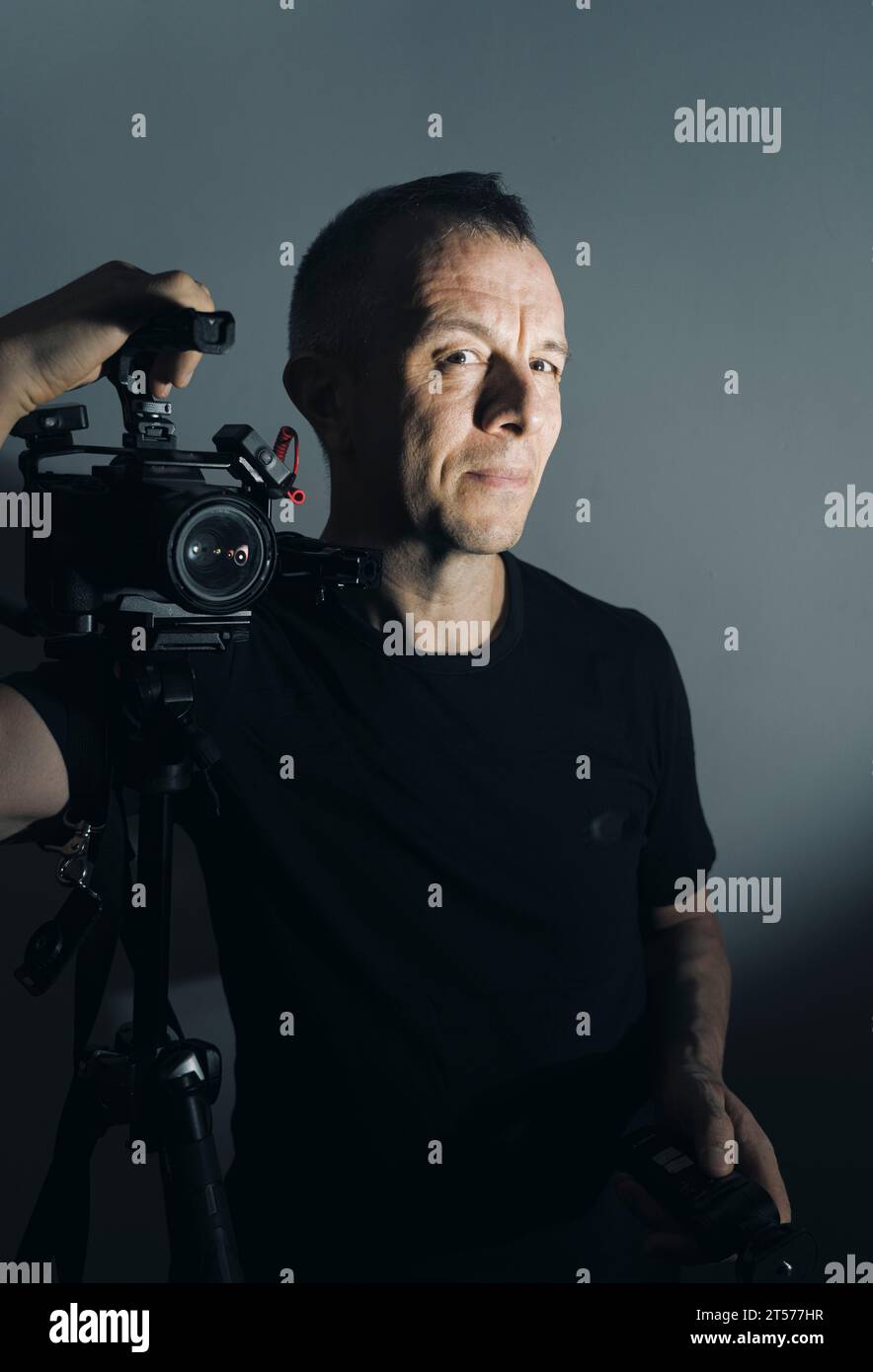 Fotograf, Videograf im Studio im Anzug Foto. Stockfoto