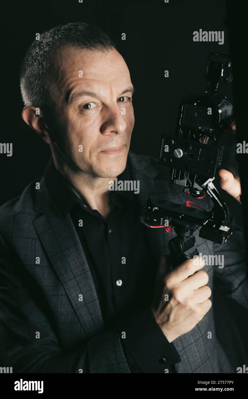 Fotograf, Videograf im Studio im Anzug Foto. Stockfoto