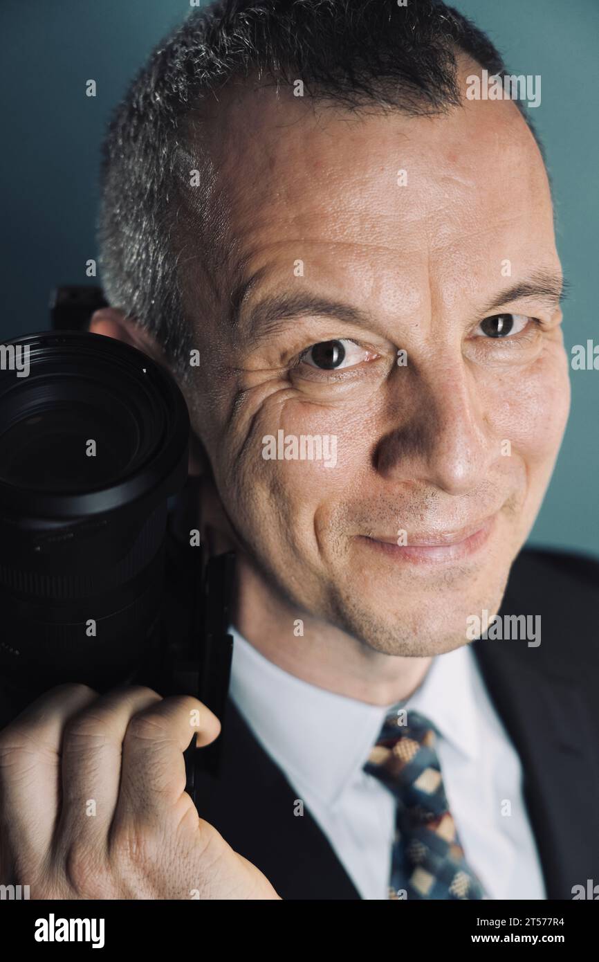 Fotograf, Videograf im Studio im Anzug Foto. Stockfoto