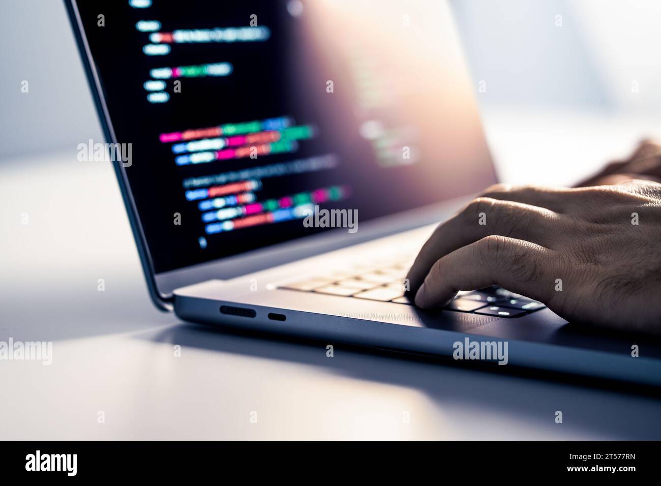 Hacker- und Malware-Computersoftware. Code der Betrugswebsite auf dem Bildschirm. Programmierer entwickelt Web-Sicherheit mit Laptop. Datenschutz-Hacking. Stockfoto