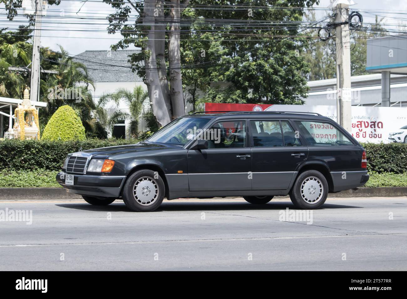 CHIANG Mai, THAILAND - 19. JANUAR 2018: Privater Altwagen von Mercedes Benz 230TE. Foto an der Straße Nr. 1001 ca. 8 km von der Innenstadt von Chiangmai thailand. Stockfoto