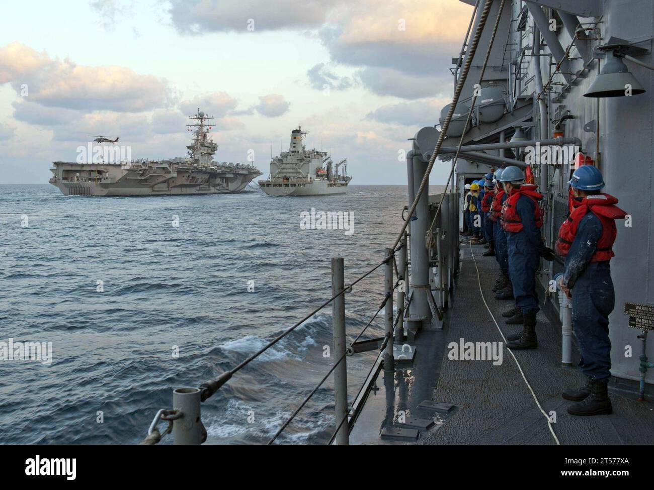 Seeleute der US Navy an Bord des Lenkraketenkreuzers der Ticonderoga-Klasse USS Cape St. George (CG 71) sieh dir den Military Sealift Comma.jpg an Stockfoto