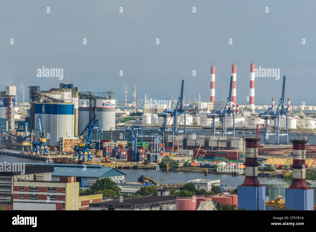 Jurong Industrial Estate im Westen Singapurs. Im Hintergrund befindet sich die Insel Jurong. Stockfoto