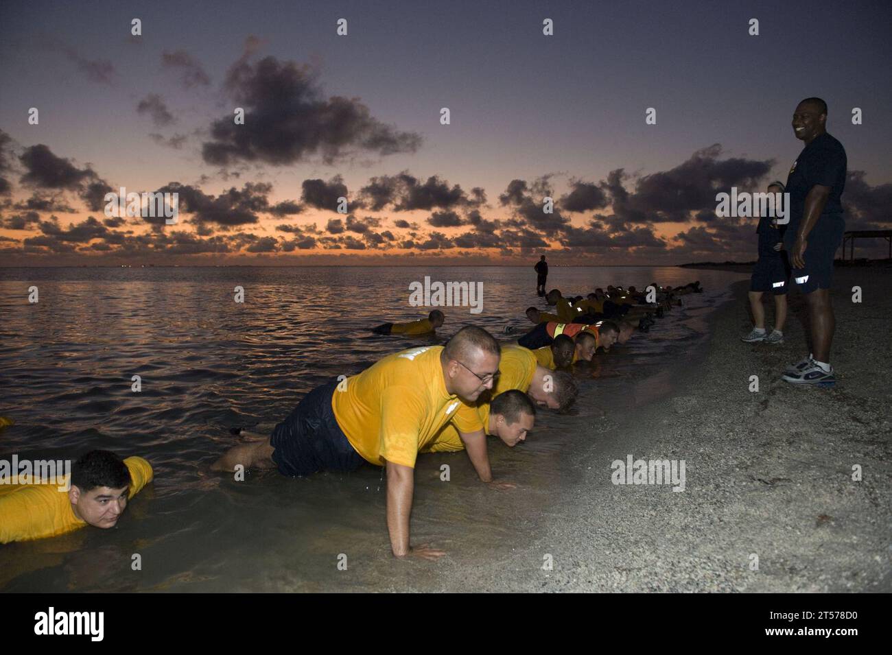 Seemänner der US Navy, die der Naval Health Clinic Corpus Christi zugeordnet sind, führen calisthenics.jpg durch Stockfoto