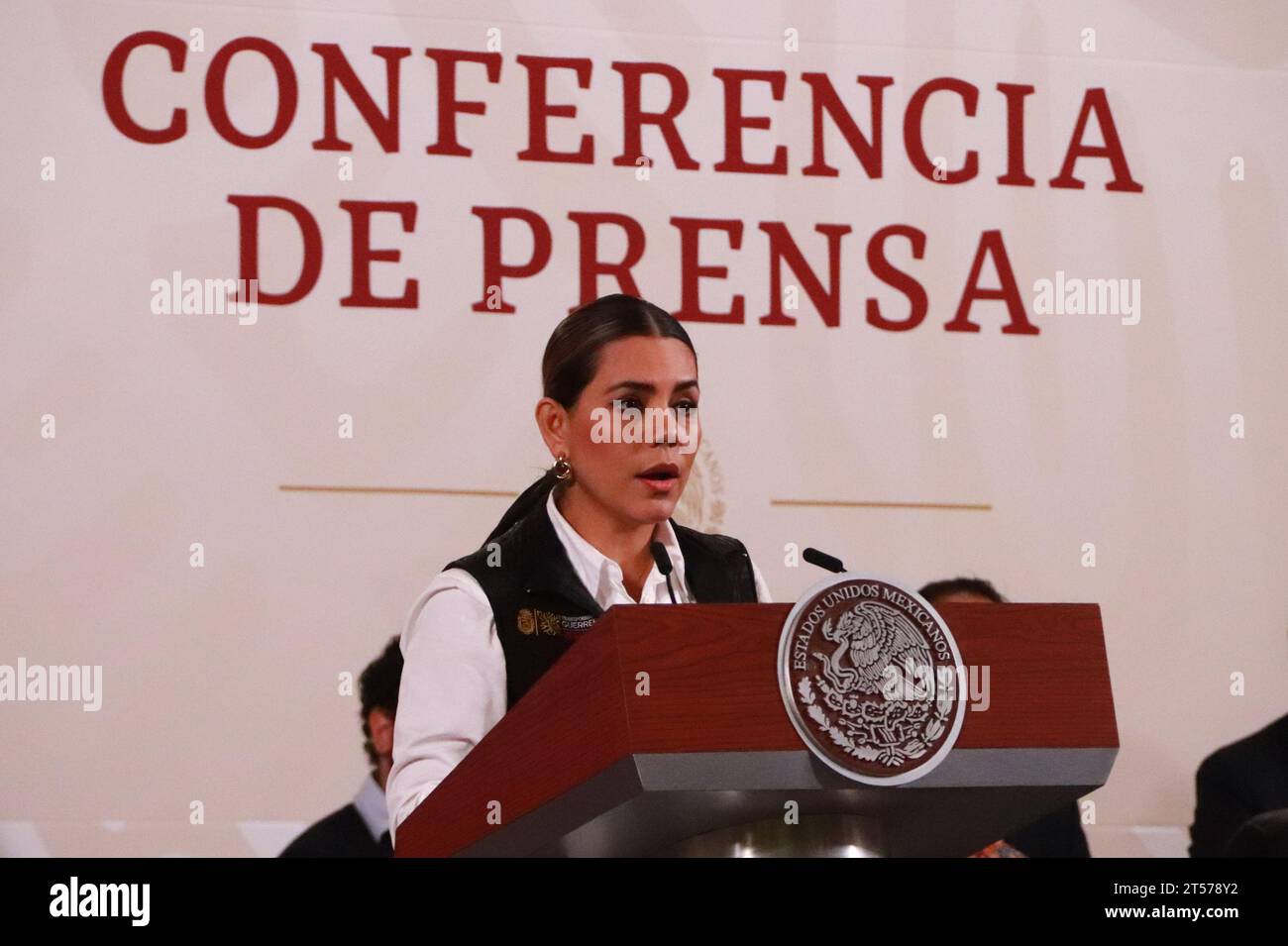 Mexiko-Stadt, Mexiko. November 2023. 1. November 2023 in Mexiko-Stadt: Evelyn Salgado Pineda, Gouverneur des Staates Guerrero, spricht während der Briefing-Konferenz von Andres Manuel Lopez Obrador vor Reportern im Nationalpalast. Am 1. November 2023 in Mexiko-Stadt. (Foto: Carlos Santiago/Eyepix Group/SIPA USA) Credit: SIPA USA/Alamy Live News Stockfoto