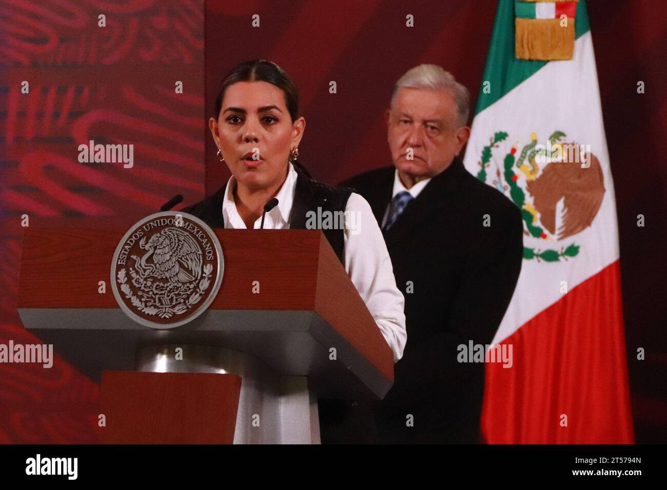 Mexiko-Stadt, Mexiko. November 2023. 1. November 2023 in Mexiko-Stadt: Evelyn Salgado Pineda, Gouverneur des Staates Guerrero, spricht während der Briefing-Konferenz von Andres Manuel Lopez Obrador vor Reportern im Nationalpalast. Am 1. November 2023 in Mexiko-Stadt. (Foto: Carlos Santiago/Eyepix Group/SIPA USA) Credit: SIPA USA/Alamy Live News Stockfoto