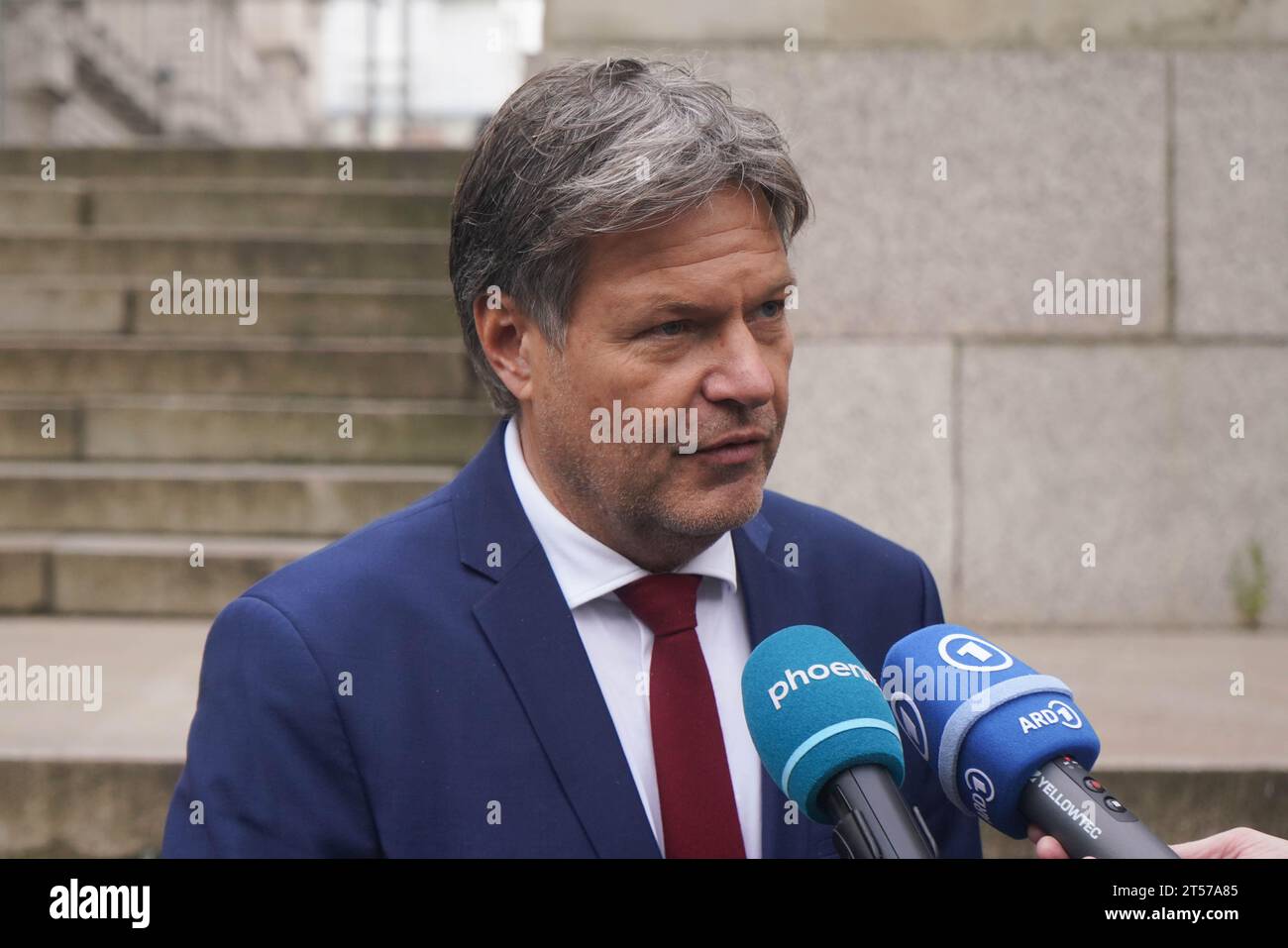 London, Großbritannien. 3. November 2023. Robert Habeck, der als Vizekanzler Deutschlands tätig ist, und Bundesminister für Wirtschaft und Klimapolitik im Kabinett von Bundeskanzler Olaf Scholz außerhalb des Auswärtigen und Commonwealth-Amtes. Credit amer Gazzal/Alamy Live News Stockfoto