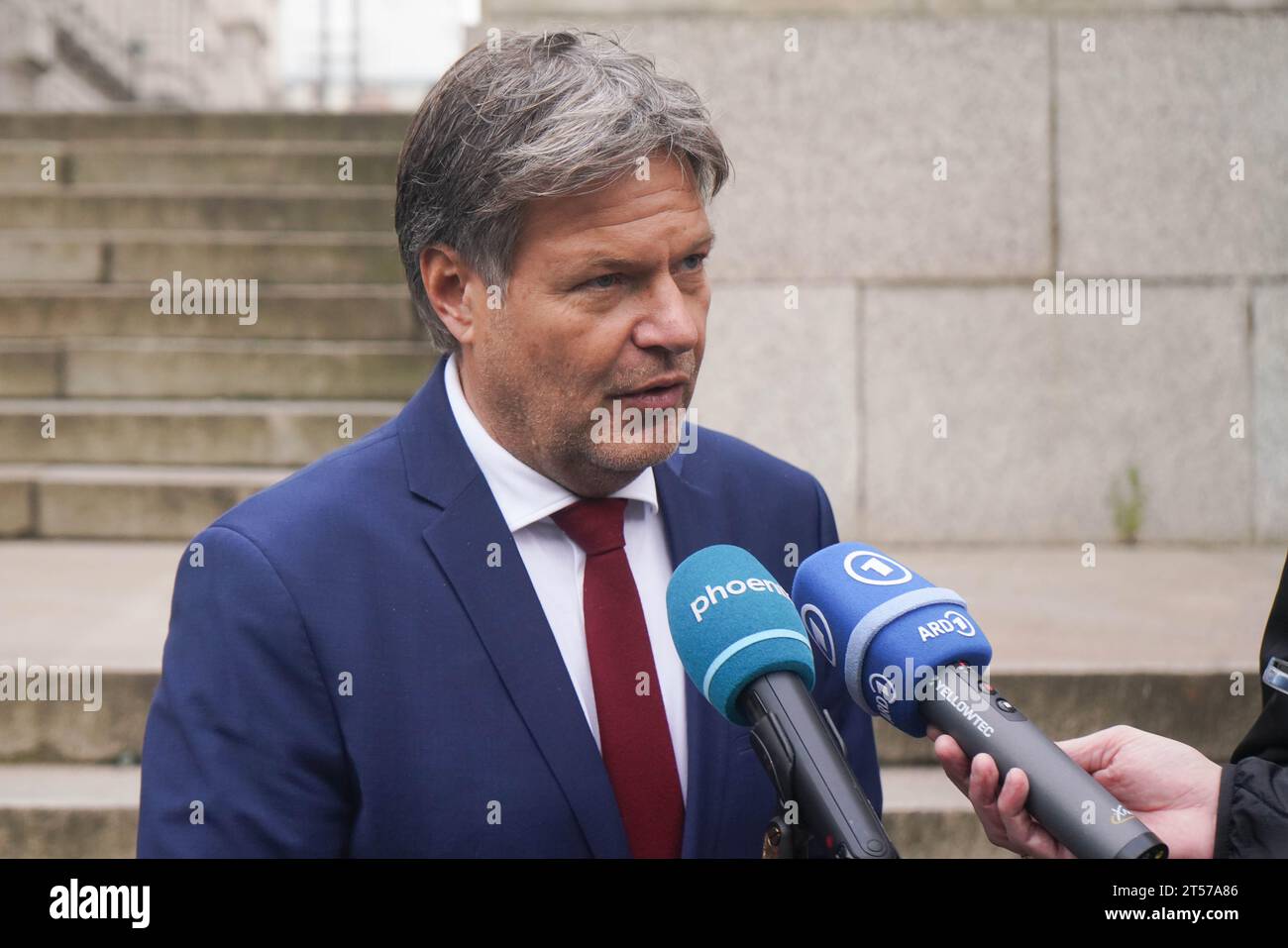 London, Großbritannien. 3. November 2023. Robert Habeck, der als Vizekanzler Deutschlands tätig ist, und Bundesminister für Wirtschaft und Klimapolitik im Kabinett von Bundeskanzler Olaf Scholz außerhalb des Auswärtigen und Commonwealth-Amtes. Credit amer Gazzal/Alamy Live News Stockfoto