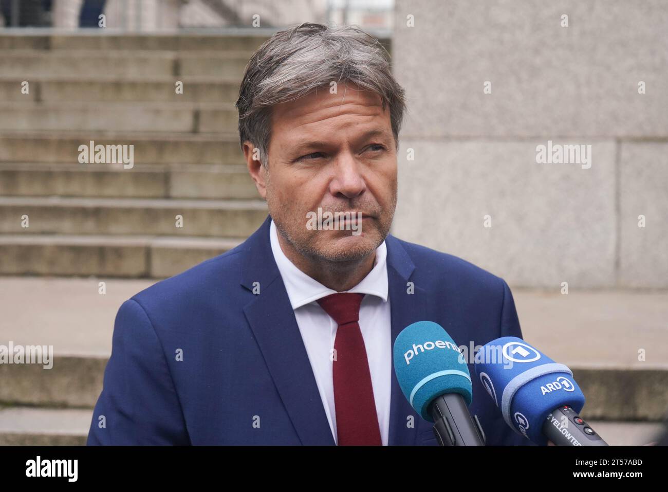 London, Großbritannien. 3. November 2023. Robert Habeck, der als Vizekanzler Deutschlands tätig ist, und Bundesminister für Wirtschaft und Klimapolitik im Kabinett von Bundeskanzler Olaf Scholz außerhalb des Auswärtigen und Commonwealth-Amtes. Credit amer Gazzal/Alamy Live News Stockfoto