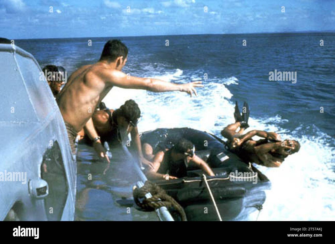 US Navy Seals Seal springt über Seite boat.jpg Stockfoto