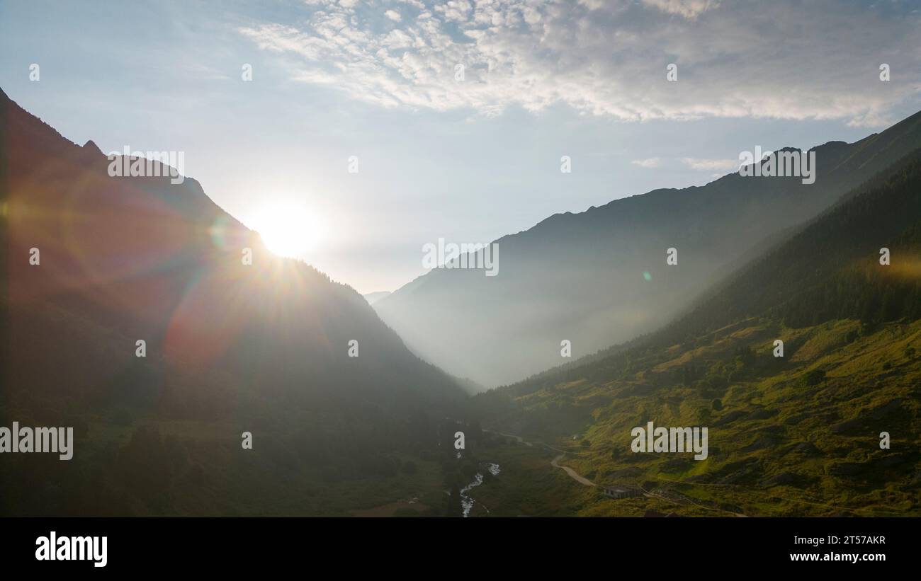 Berg bedeckt mit Wäldern. Wald und Fluss aus der Vogelperspektive. Die Bergkette ist ein Naturschutzgebiet. Blick auf den Wald bei Sonnenuntergang Stockfoto