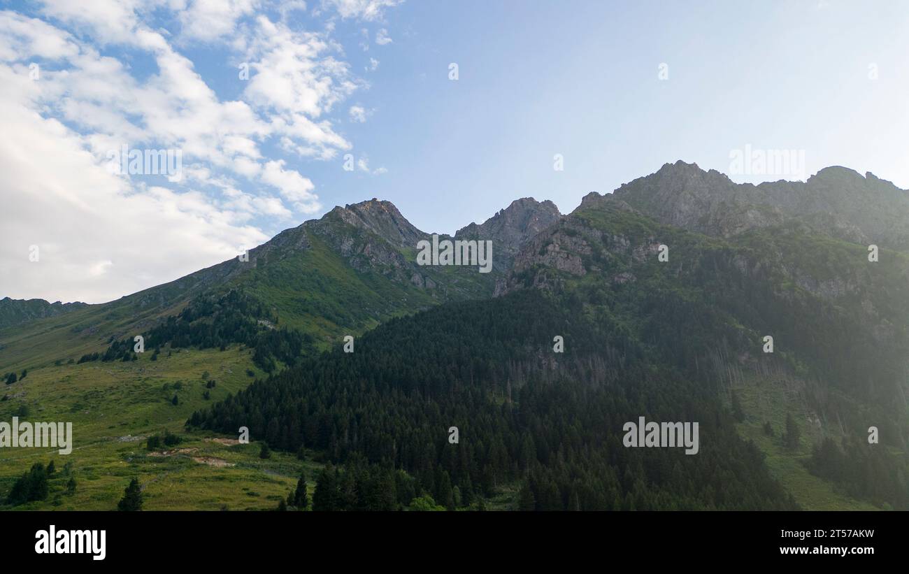 Berg bedeckt mit Wäldern. Wald und Fluss aus der Vogelperspektive. Die Bergkette ist ein Naturschutzgebiet. Blick auf den Wald bei Sonnenuntergang Stockfoto