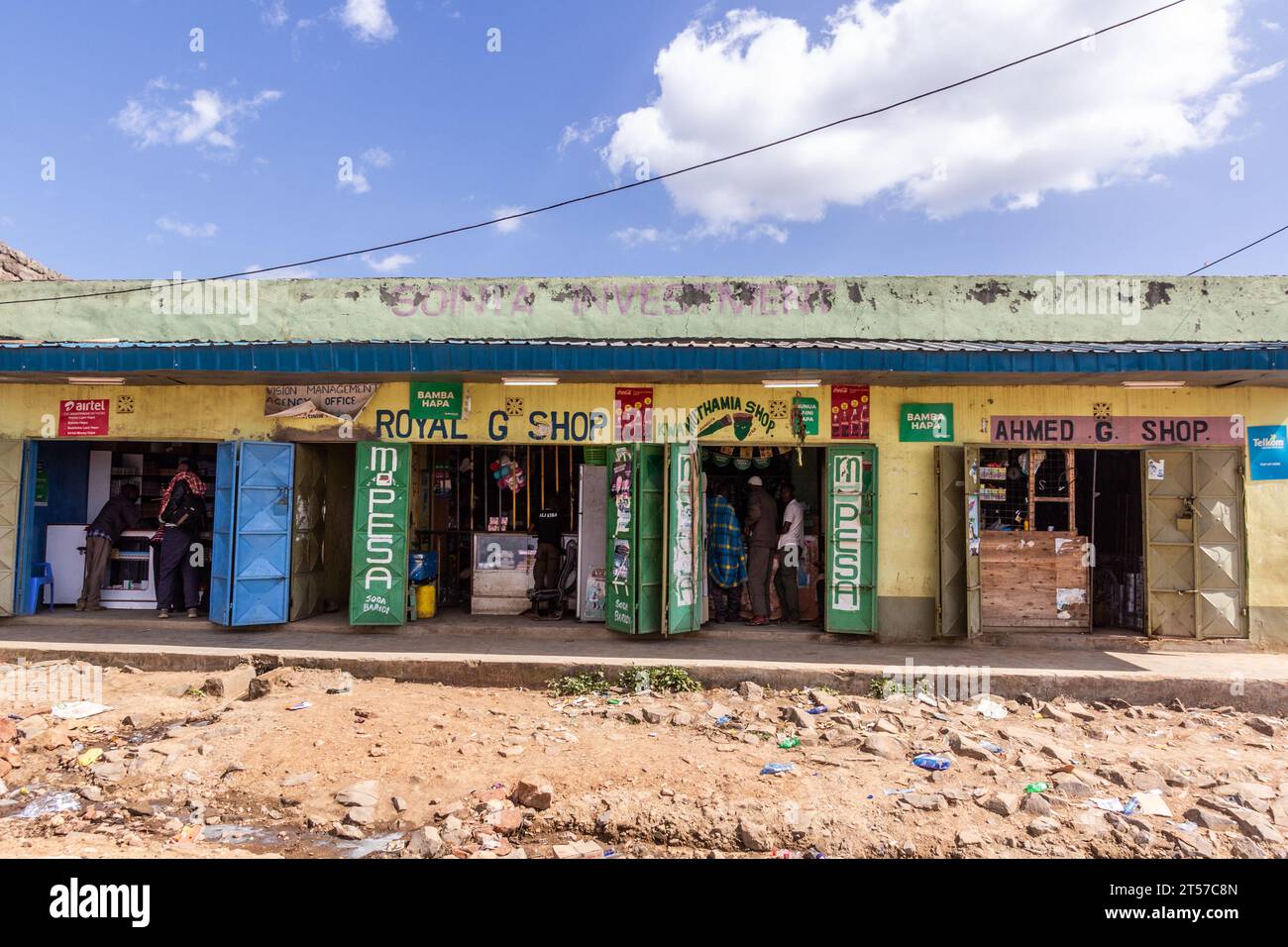 EWASO NGIRO, KENIA - 18. FEBRUAR 2020: Verschiedene Geschäfte im Dorf Ewaso Ngiro, Kenia Stockfoto