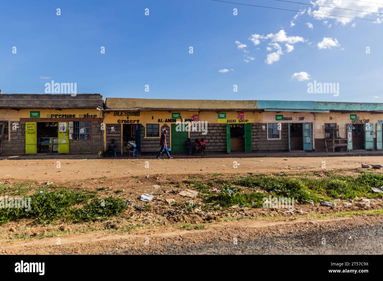 NKOILALE, KENIA - 18. FEBRUAR 2020: Verschiedene Geschäfte im Dorf Nkoilale, Kenia Stockfoto