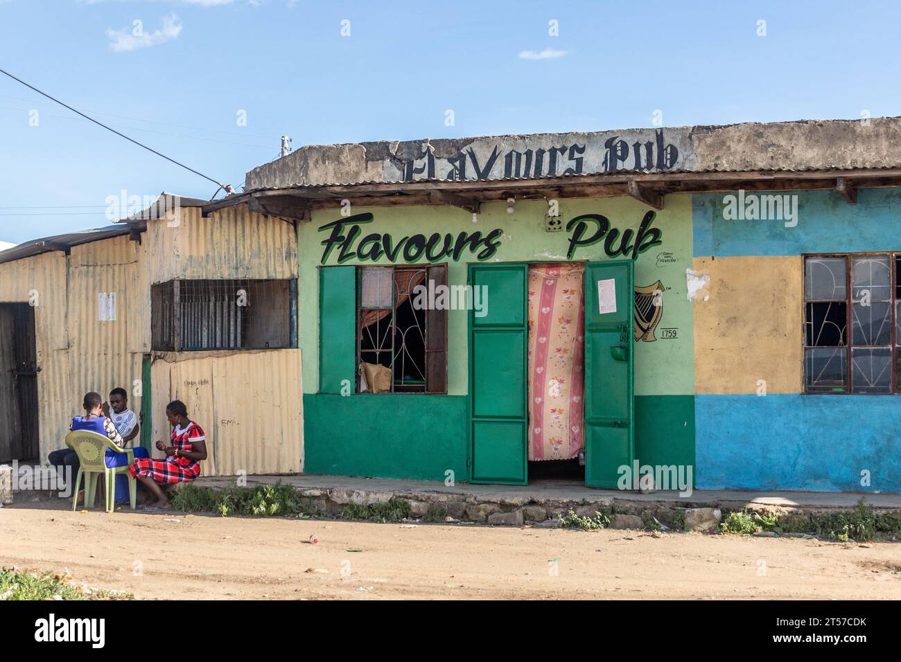 NKOILALE, KENIA - 18. FEBRUAR 2020: Flavours Pub in Nkoilale Village, Kenia Stockfoto