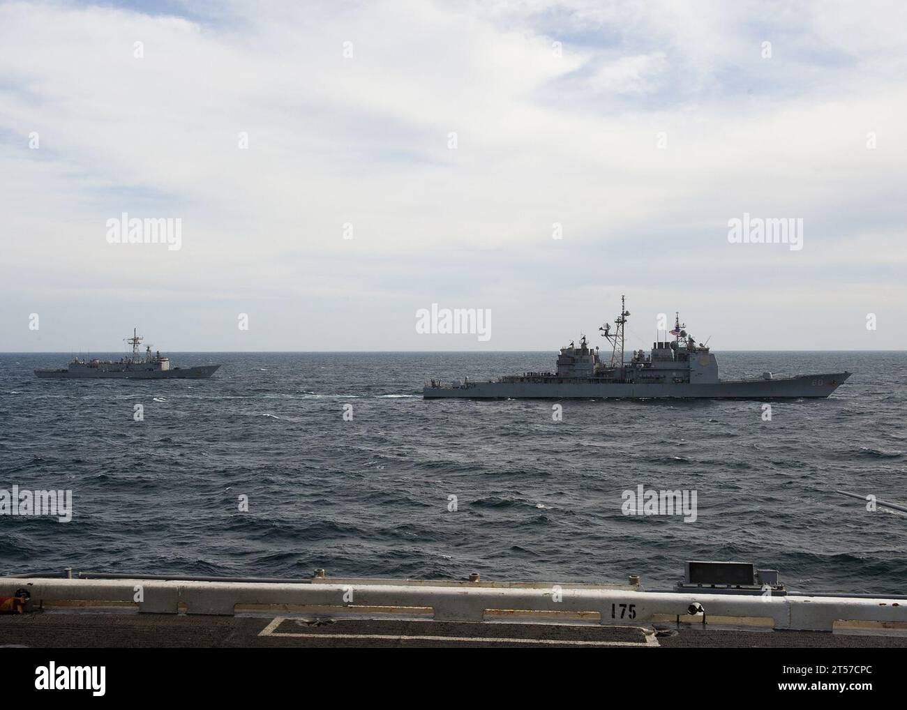 US Navy die Fregatte der Oliver Hazard Perry-Klasse USS Samuel B. Roberts (FFG 58) und der Lenkraketenkreuzer der Ticonderoga-Klasse US.jpg Stockfoto