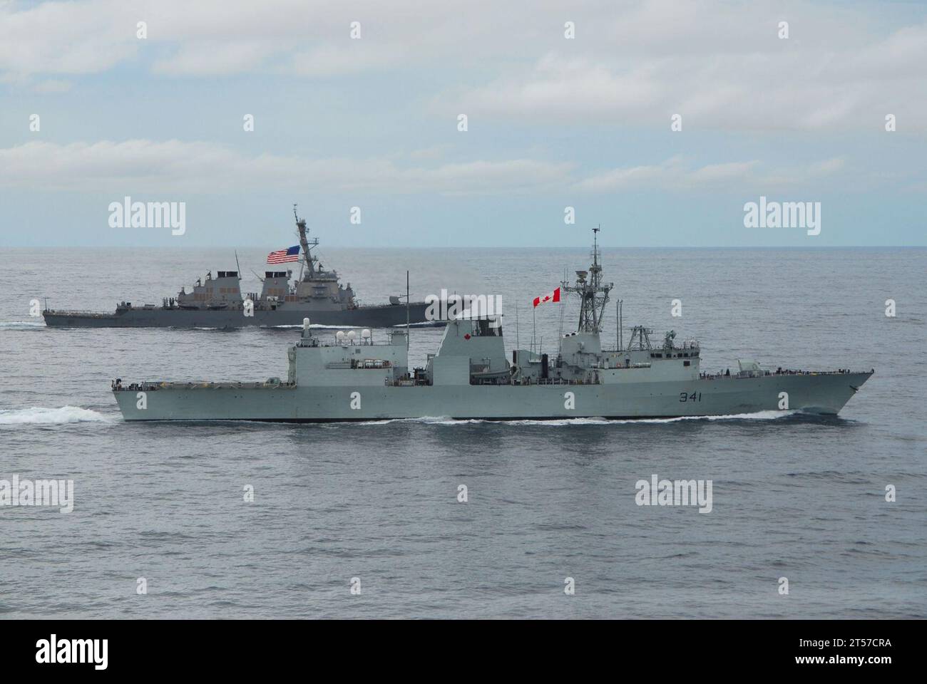 US Navy die Royal Canadian Navy Fregatte HMCS Ottawa (FFH 341, Front) und der Arleigh Burke-Klasse-Raketenzerstörer USS Jo.jpg Stockfoto