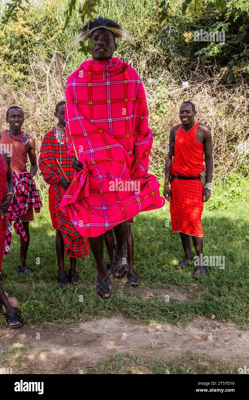MASAI MARA, KENIA - 20. FEBRUAR 2020: Masai People führen ihren Jumping Dance in Kenia auf Stockfoto