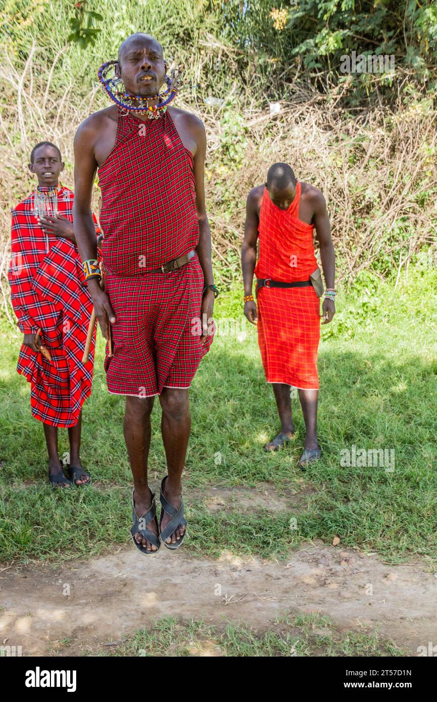 MASAI MARA, KENIA - 20. FEBRUAR 2020: Masai People führen ihren Jumping Dance in Kenia auf Stockfoto