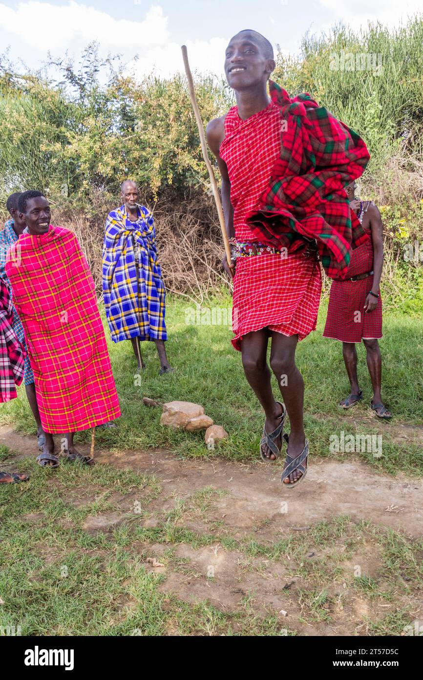 MASAI MARA, KENIA - 20. FEBRUAR 2020: Masai People führen ihren Jumping Dance in Kenia auf Stockfoto