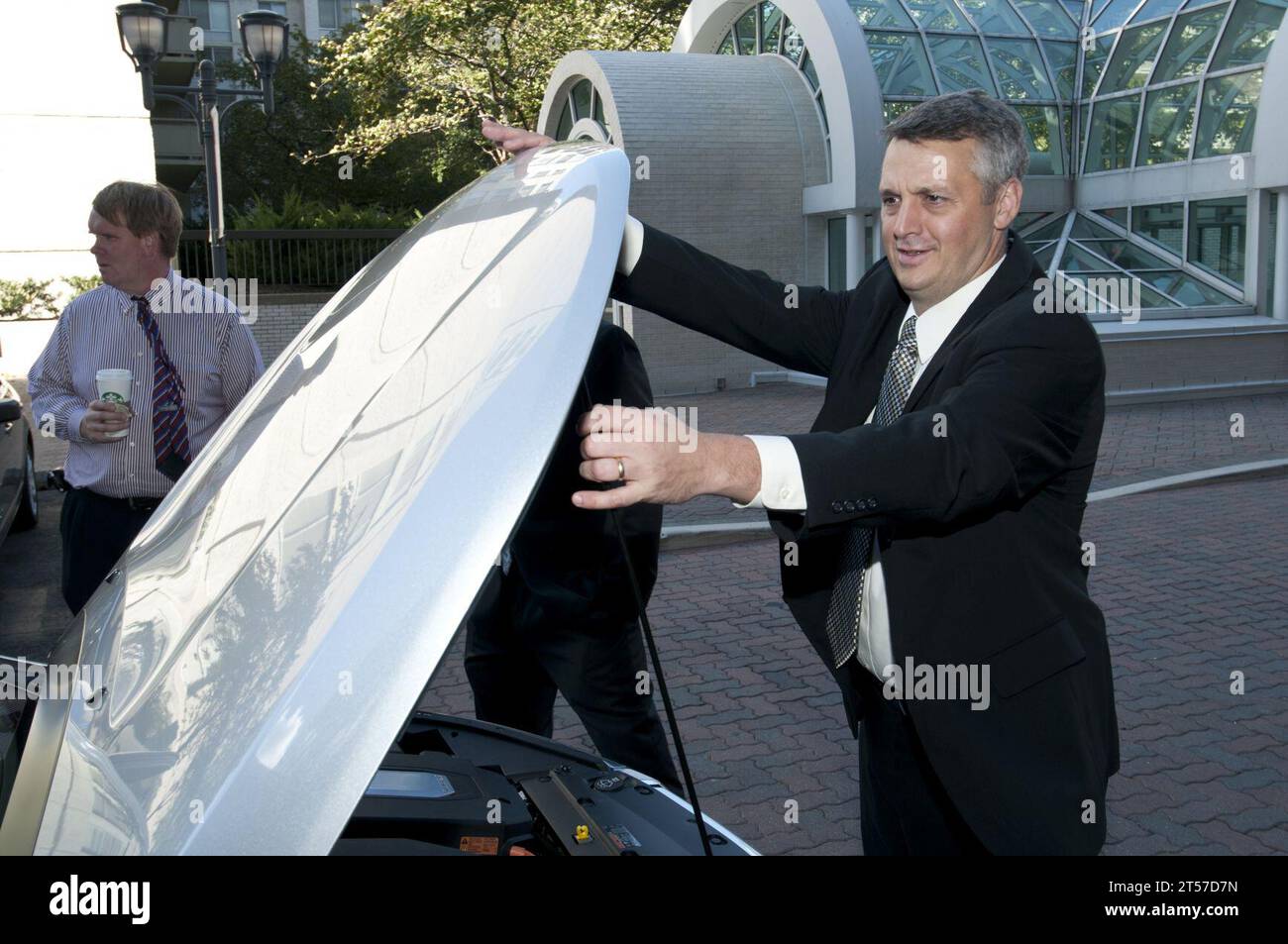 Tom Hicks, stellvertretender Sekretär der Marine für Energie, macht sich bereit, einen Chevrolet Volt Electric car.jpg zu testen Stockfoto