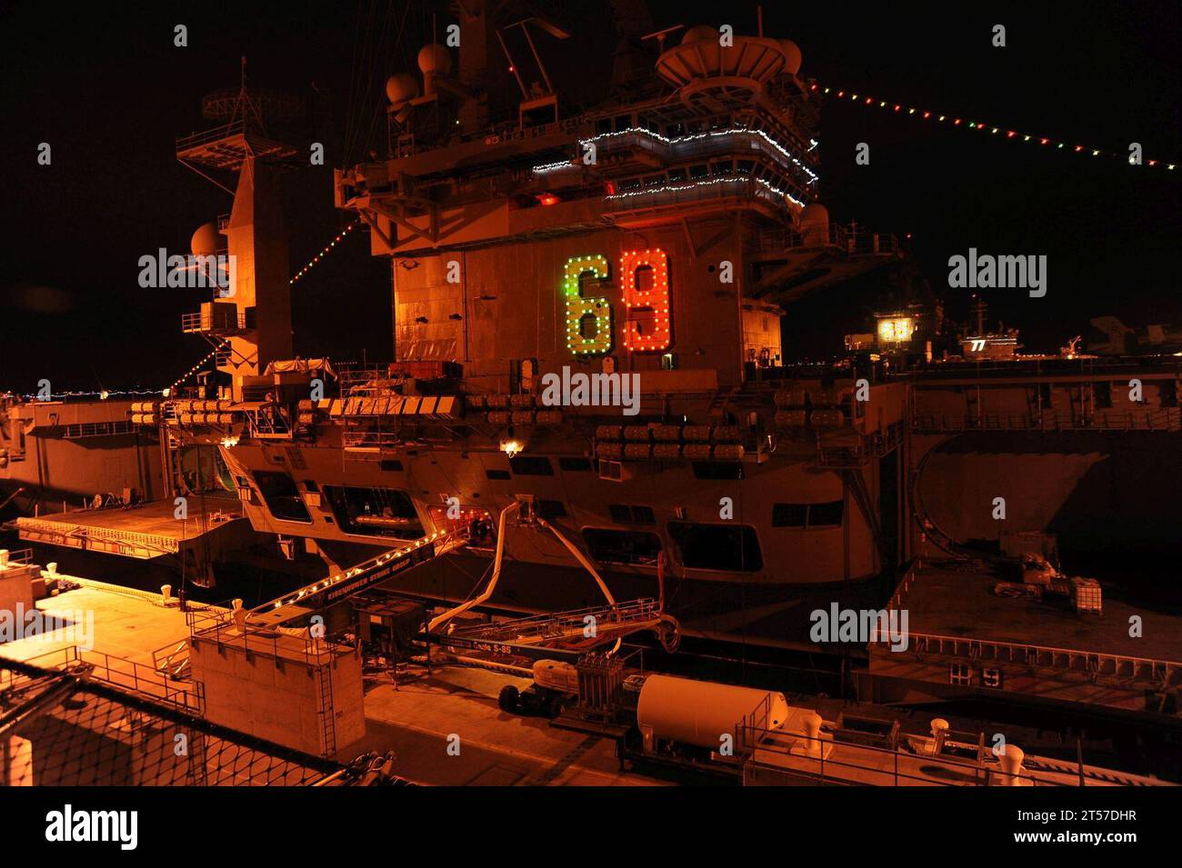 Die USS Dwight D. Eisenhower (CVN 69) der US Navy zeigt während der Operation Decorum, einer jährlichen Lichtshow, die von Na.jpg gesponsert wird, Weihnachtslichter Stockfoto