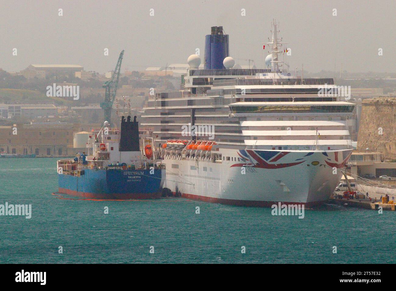 Arcadia lag am Kreuzfahrtanleger Grand Harbour in Valletta, Malta, und betankte im Rahmen eines Anti-Verschmutzungsbooms vom Bunkertanker „Spectrum“. Stockfoto