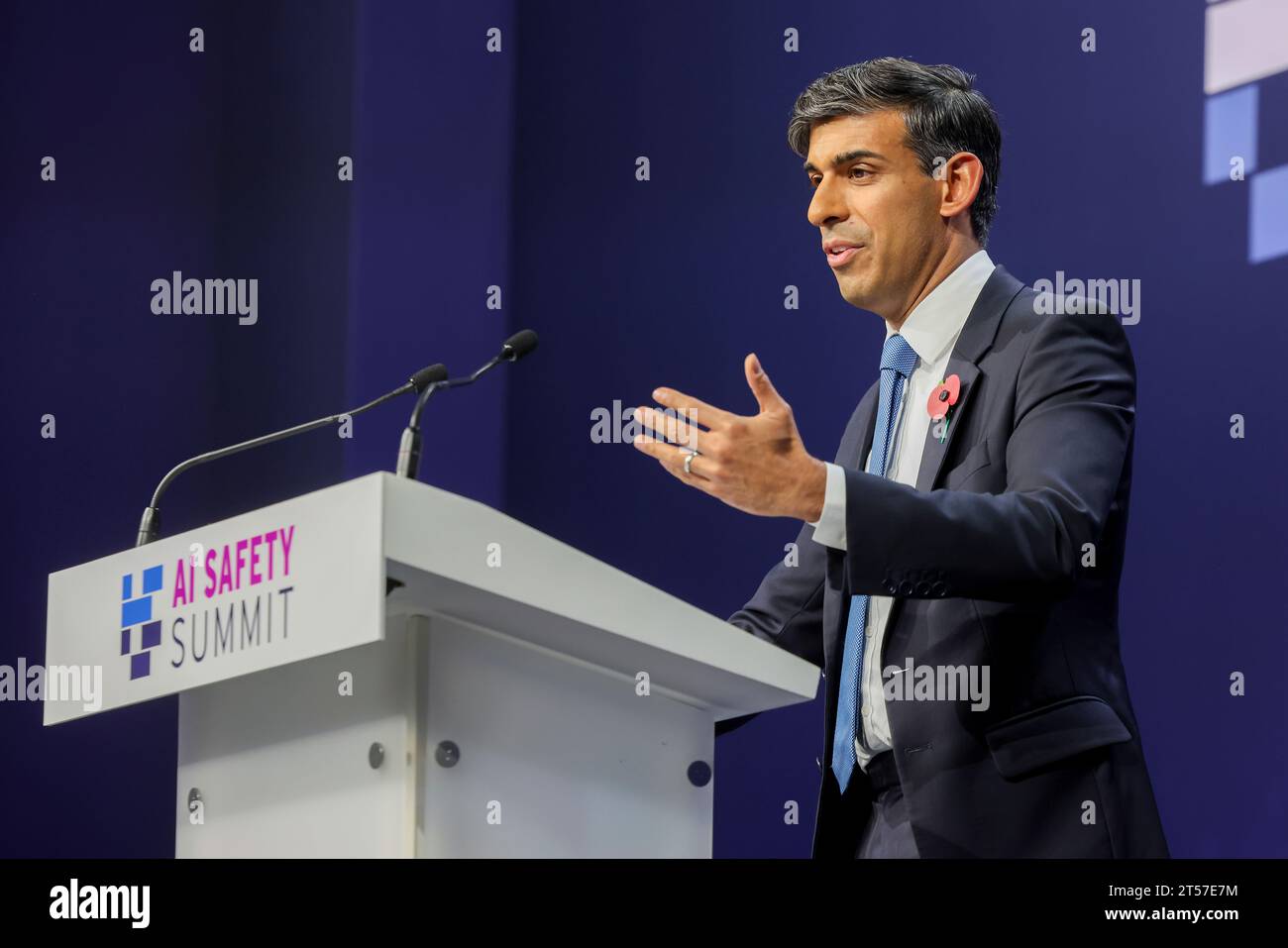 BLETCHLEY PARK, BUCKINGHAMSHIRE, ENGLAND, Großbritannien - 02. November 2023 - der britische Premierminister Rishi Sunak beendet den zweiten Tag des AI Safety Summit im Bletchley Park Stockfoto