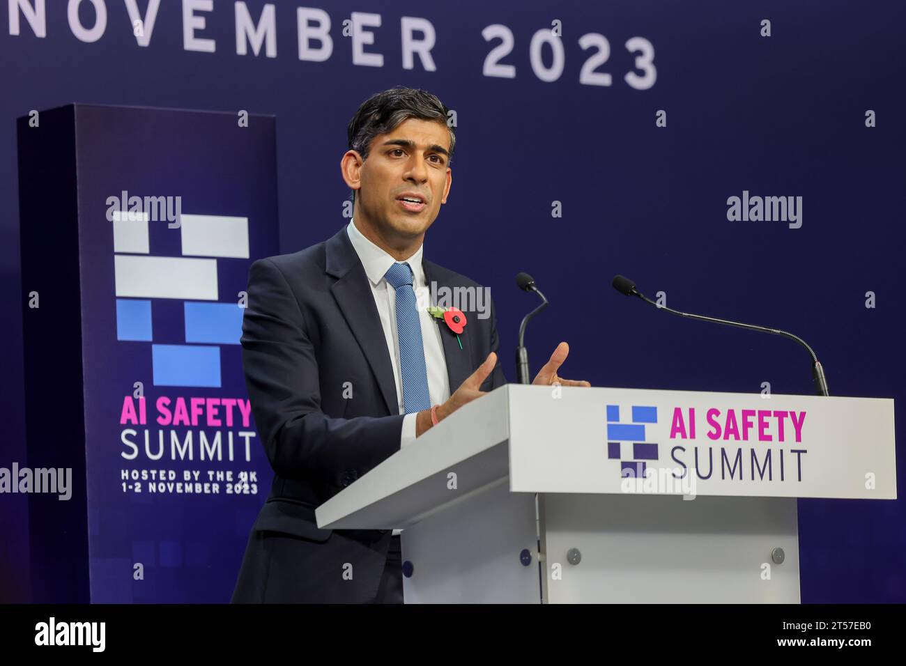 BLETCHLEY PARK, BUCKINGHAMSHIRE, ENGLAND, Großbritannien - 02. November 2023 - der britische Premierminister Rishi Sunak beendet den zweiten Tag des AI Safety Summit im Bletchley Park Stockfoto