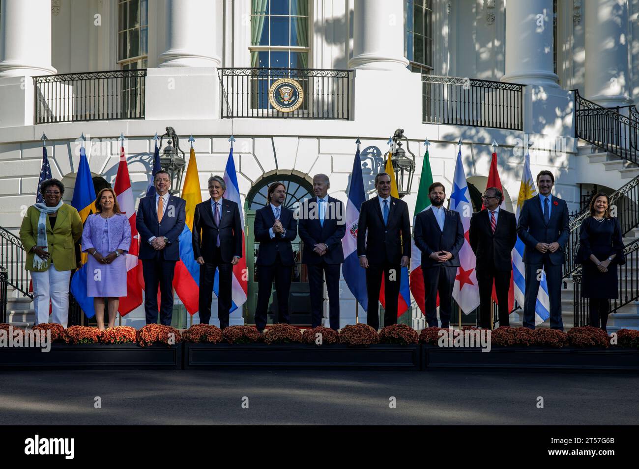 Präsident Joe Biden posiert für ein Familienfoto mit (von links nach rechts) Premierministerin Mia Mottley von Barbados, Präsidentin Dina Boluarte von Peru, Präsident Rodrigo Chaves Robles von Costa Rica, Präsident Guillermo Lasso von Ecuador, Präsident Luis Lacalle Pou von Uruguay, Präsident Luis Abinader von der Dominikanischen Republik, Präsident Gabriel Boric von Chile, Präsident Gustavo Petro von Kolumbien, Premierminister Justin Trudeau von Kanada und Außenminister Janaina Tewaney von Panama während des ersten Gipfeltreffens der Führer der amerikanischen Partnerschaft für wirtschaftlichen Wohlstand am 3. November 2023 im Weißen Haus, Stockfoto