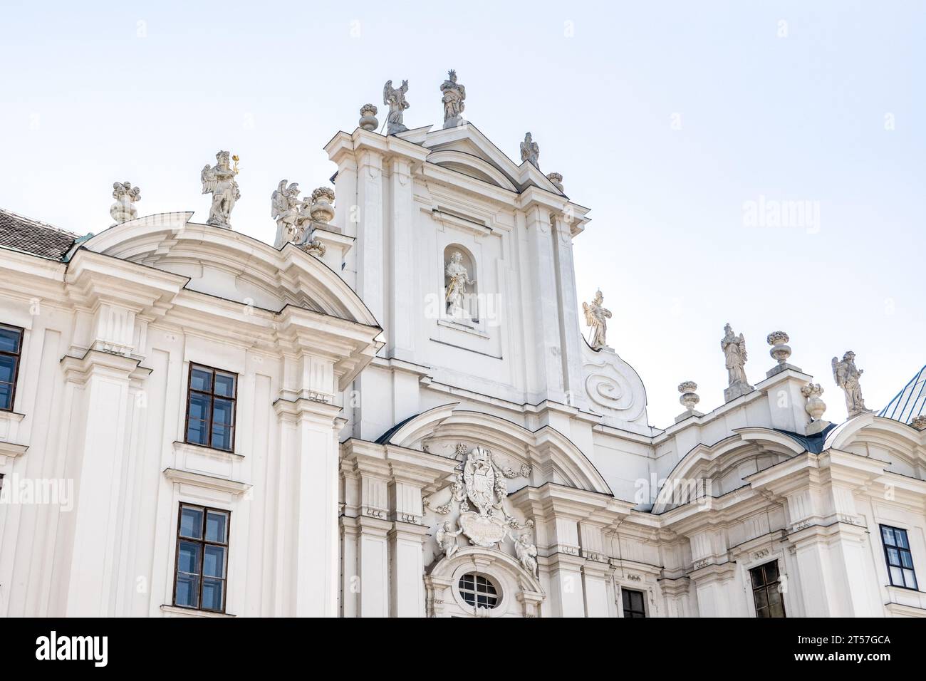 Ein detaillierter Blick auf die Fassade der Kirche am Hof, Wien, Österreich Stockfoto