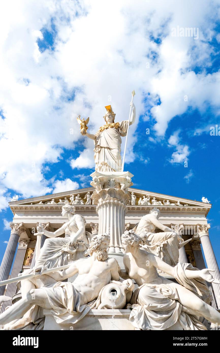 Wien, Österreich - 4. Oktober 2023: Detailansicht der Skulpturen des Pallas-Athene-Brunnens vor dem österreichischen Parlamentsgebäude Stockfoto