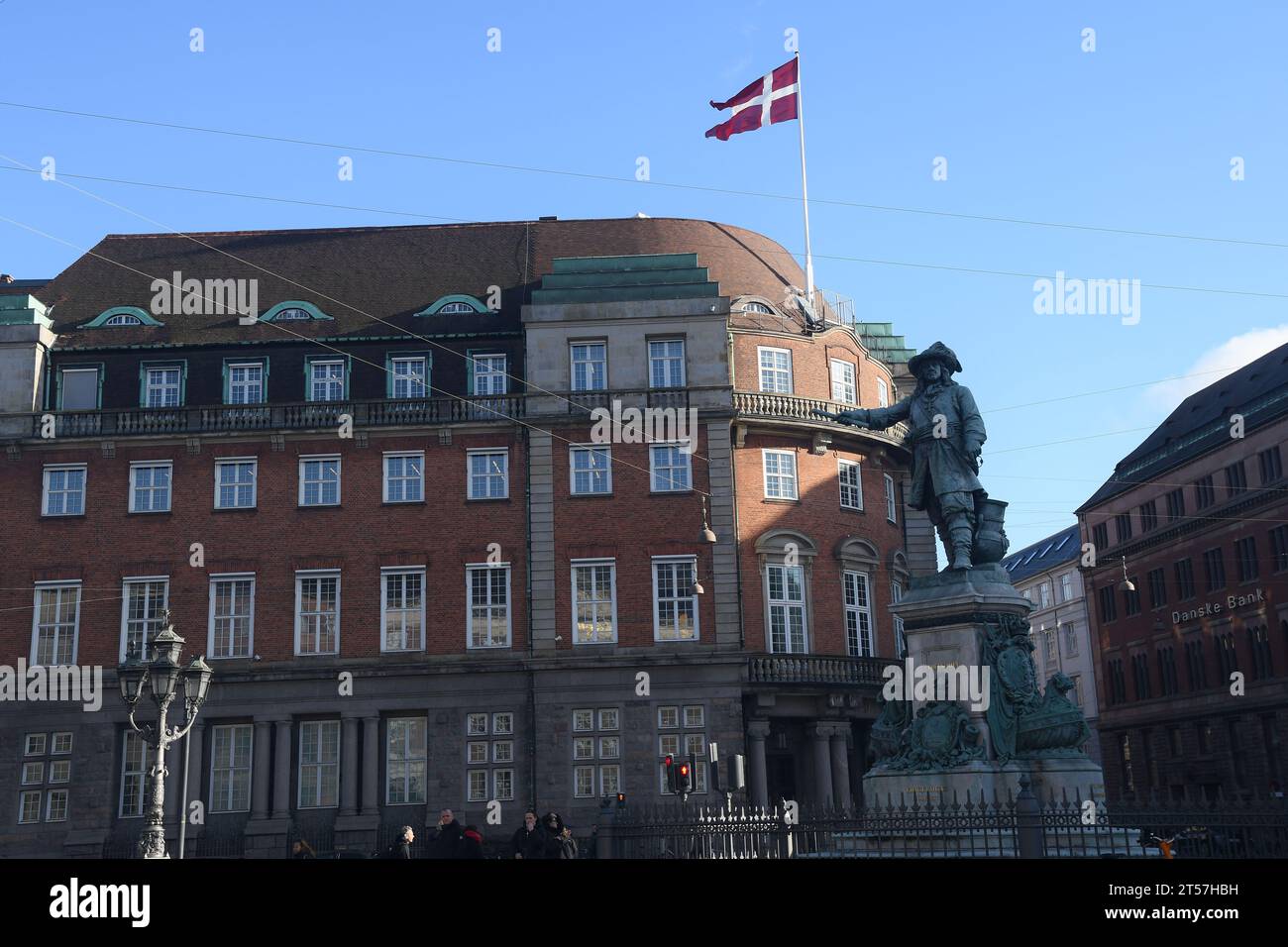 Kopenhagen, Dänemark /03. November 2023/Dänische Flagge fliegt über dem Gebäude des verteidigungsministeriums in der dänischen Hauptstadt. (Photo.Francis Joseph Dean/Dean Pictures) Stockfoto