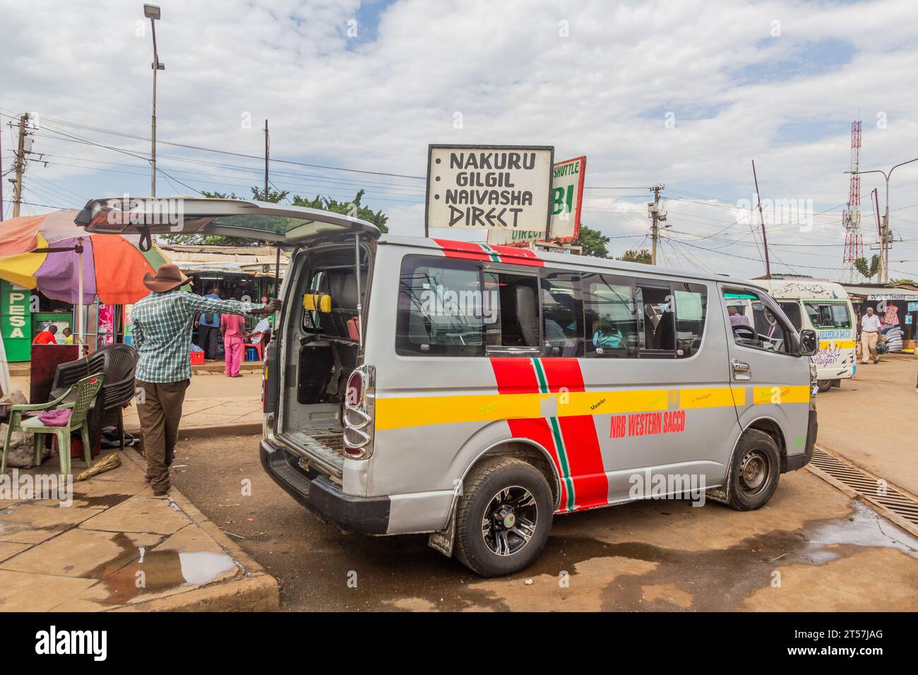 KISUMU, KENIA - 22. FEBRUAR 2020: Matatu (Minibus) an einem Stand in Kisumu, Kenia Stockfoto