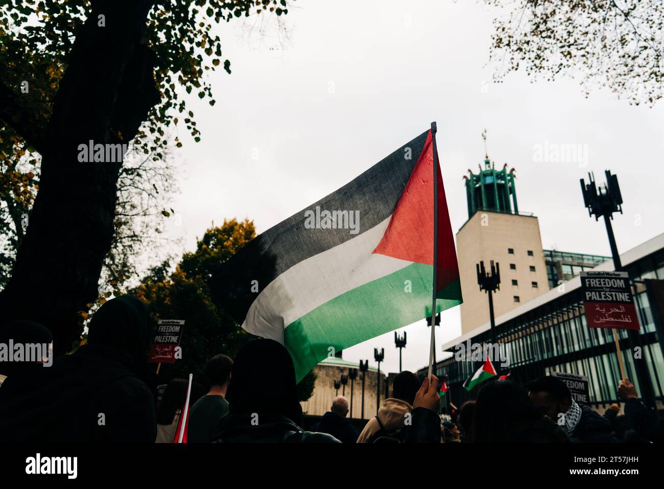 Newcastle Upon Tyne, England, Großbritannien - 28. Oktober 2023 Demonstranten wehen Palästinensische Flagge im Newcastle Civic Centre im märz für den Waffenstillstand in Gaza. Stockfoto