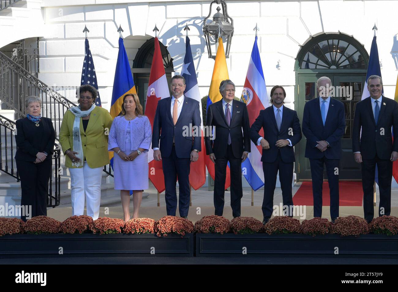 US-Präsident Joe Biden zusammen mit (R-L ) Premierminister Justin Trudeau von Kanada, Präsident Gabriel Boric von Chile, Präsident Gustavo Petro von Kolumbien, Präsident Luis Abinader von der Dominikanischen Republik, Präsident Rodrigo Chaves Robles von Costa Rica, Präsident Guillermo Lasso von Ecuador, Präsident Dina Boluarte von Peru, Präsident Luis Lacalle Pou von Uruguay, Außenministerin von Mexiko Alicia Bárcena und Außenministerin von Panama Janaina Tewaney; nimmt am Familienfoto der Führer der westlichen Hemisphäre am 3. November 2023 im südlichen Portico/Weißen Haus in Washington D Teil Stockfoto