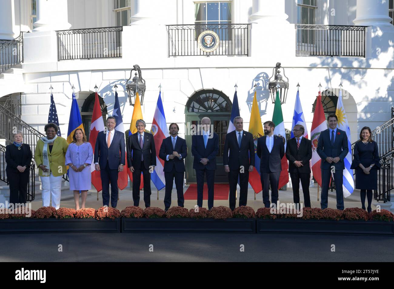 US-Präsident Joe Biden zusammen mit (R-L ) Premierminister Justin Trudeau von Kanada, Präsident Gabriel Boric von Chile, Präsident Gustavo Petro von Kolumbien, Präsident Luis Abinader von der Dominikanischen Republik, Präsident Rodrigo Chaves Robles von Costa Rica, Präsident Guillermo Lasso von Ecuador, Präsident Dina Boluarte von Peru, Präsident Luis Lacalle Pou von Uruguay, Außenministerin von Mexiko Alicia Bárcena und Außenministerin von Panama Janaina Tewaney; nimmt am Familienfoto der Führer der westlichen Hemisphäre am 3. November 2023 im südlichen Portico/Weißen Haus in Washington D Teil Stockfoto