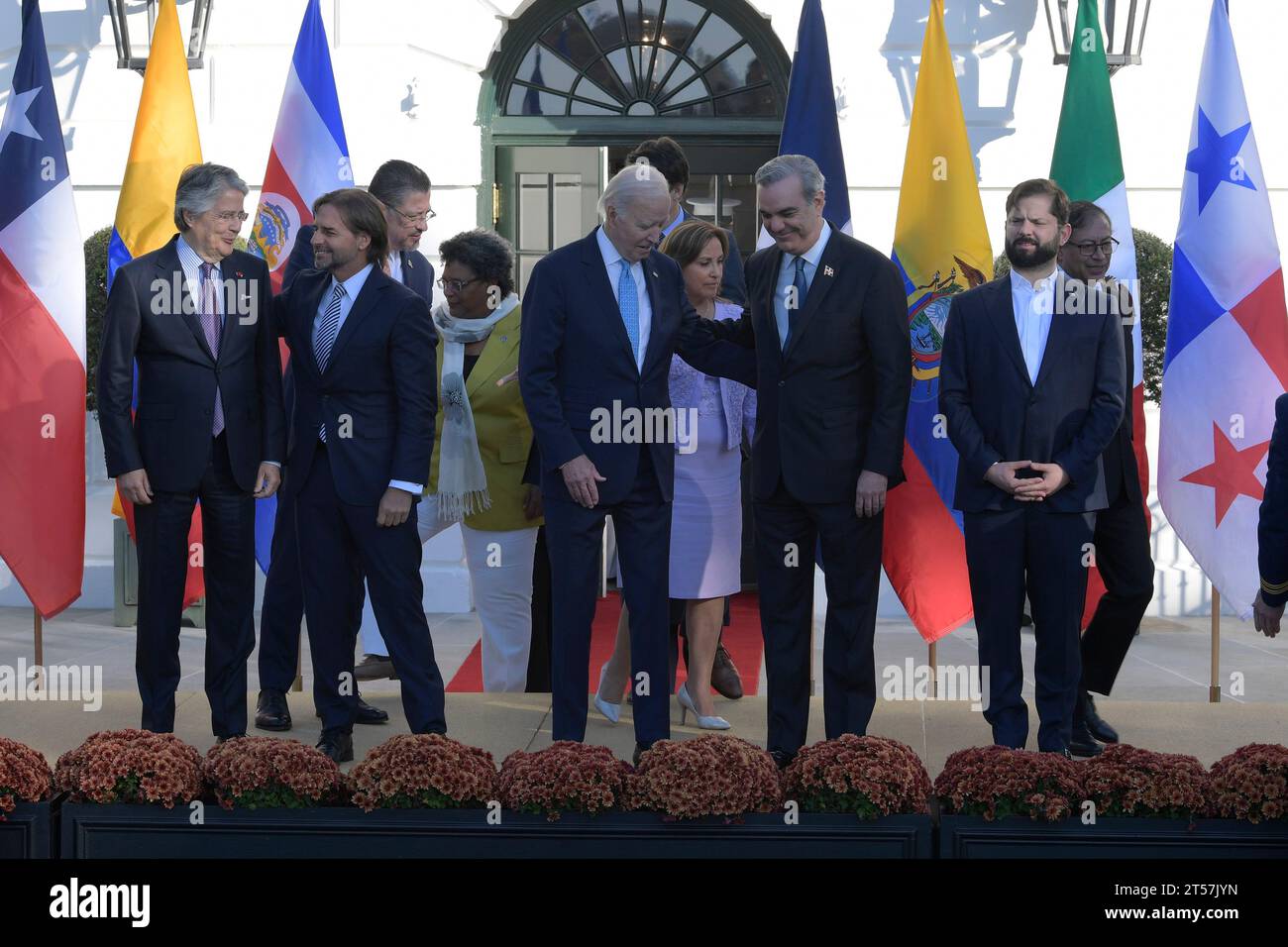 US-Präsident Joe Biden zusammen mit (R-L ) Premierminister Justin Trudeau von Kanada, Präsident Gabriel Boric von Chile, Präsident Gustavo Petro von Kolumbien, Präsident Luis Abinader von der Dominikanischen Republik, Präsident Rodrigo Chaves Robles von Costa Rica, Präsident Guillermo Lasso von Ecuador, Präsident Dina Boluarte von Peru, Präsident Luis Lacalle Pou von Uruguay, Außenministerin von Mexiko Alicia Bárcena und Außenministerin von Panama Janaina Tewaney; nimmt am Familienfoto der Führer der westlichen Hemisphäre am 3. November 2023 im südlichen Portico/Weißen Haus in Washington D Teil Stockfoto