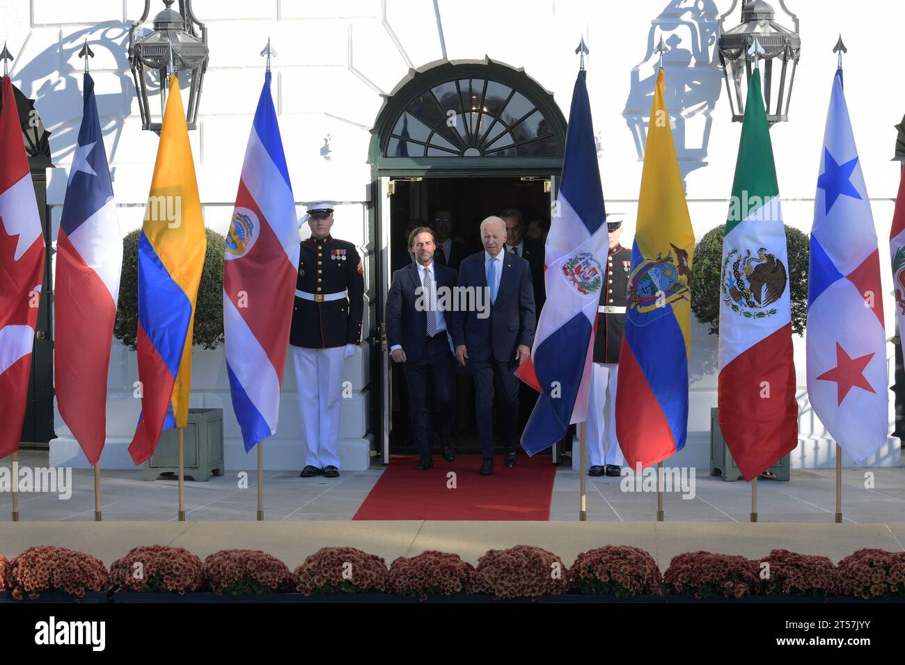 US-Präsident Joe Biden zusammen mit (R-L ) Premierminister Justin Trudeau von Kanada, Präsident Gabriel Boric von Chile, Präsident Gustavo Petro von Kolumbien, Präsident Luis Abinader von der Dominikanischen Republik, Präsident Rodrigo Chaves Robles von Costa Rica, Präsident Guillermo Lasso von Ecuador, Präsident Dina Boluarte von Peru, Präsident Luis Lacalle Pou von Uruguay, Außenministerin von Mexiko Alicia Bárcena und Außenministerin von Panama Janaina Tewaney; nimmt am Familienfoto der Führer der westlichen Hemisphäre am 3. November 2023 im südlichen Portico/Weißen Haus in Washington D Teil Stockfoto