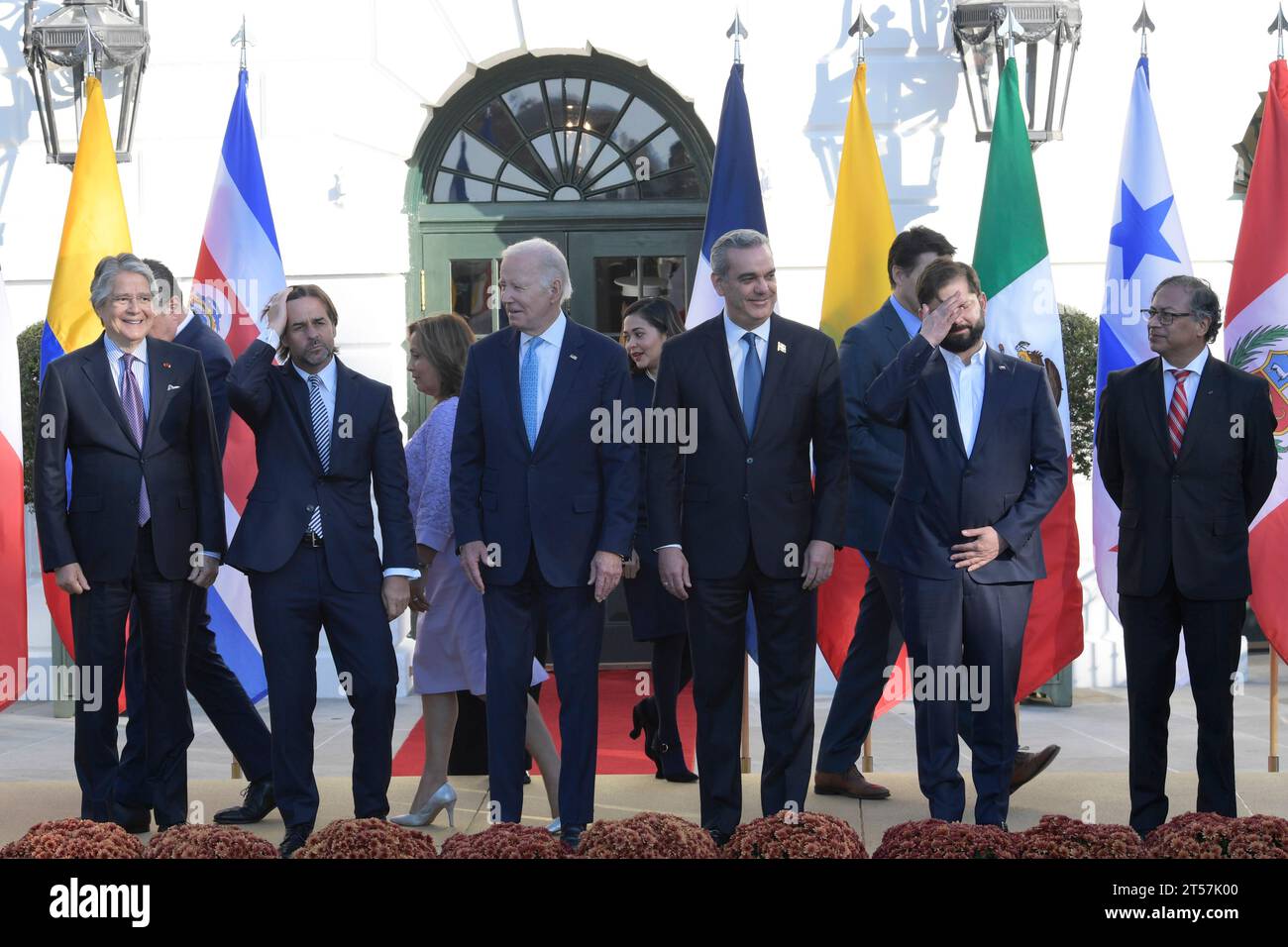 US-Präsident Joe Biden zusammen mit (R-L ) Premierminister Justin Trudeau von Kanada, Präsident Gabriel Boric von Chile, Präsident Gustavo Petro von Kolumbien, Präsident Luis Abinader von der Dominikanischen Republik, Präsident Rodrigo Chaves Robles von Costa Rica, Präsident Guillermo Lasso von Ecuador, Präsident Dina Boluarte von Peru, Präsident Luis Lacalle Pou von Uruguay, Außenministerin von Mexiko Alicia Bárcena und Außenministerin von Panama Janaina Tewaney; nimmt am Familienfoto der Führer der westlichen Hemisphäre am 3. November 2023 im südlichen Portico/Weißen Haus in Washington D Teil Stockfoto