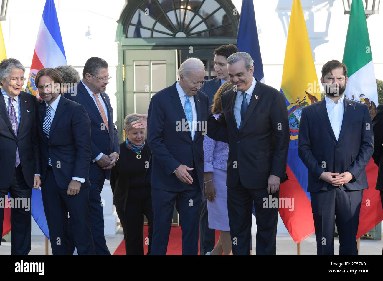 US-Präsident Joe Biden zusammen mit (R-L ) Premierminister Justin Trudeau von Kanada, Präsident Gabriel Boric von Chile, Präsident Gustavo Petro von Kolumbien, Präsident Luis Abinader von der Dominikanischen Republik, Präsident Rodrigo Chaves Robles von Costa Rica, Präsident Guillermo Lasso von Ecuador, Präsident Dina Boluarte von Peru, Präsident Luis Lacalle Pou von Uruguay, Außenministerin von Mexiko Alicia Bárcena und Außenministerin von Panama Janaina Tewaney; nimmt am Familienfoto der Führer der westlichen Hemisphäre am 3. November 2023 im südlichen Portico/Weißen Haus in Washington D Teil Stockfoto
