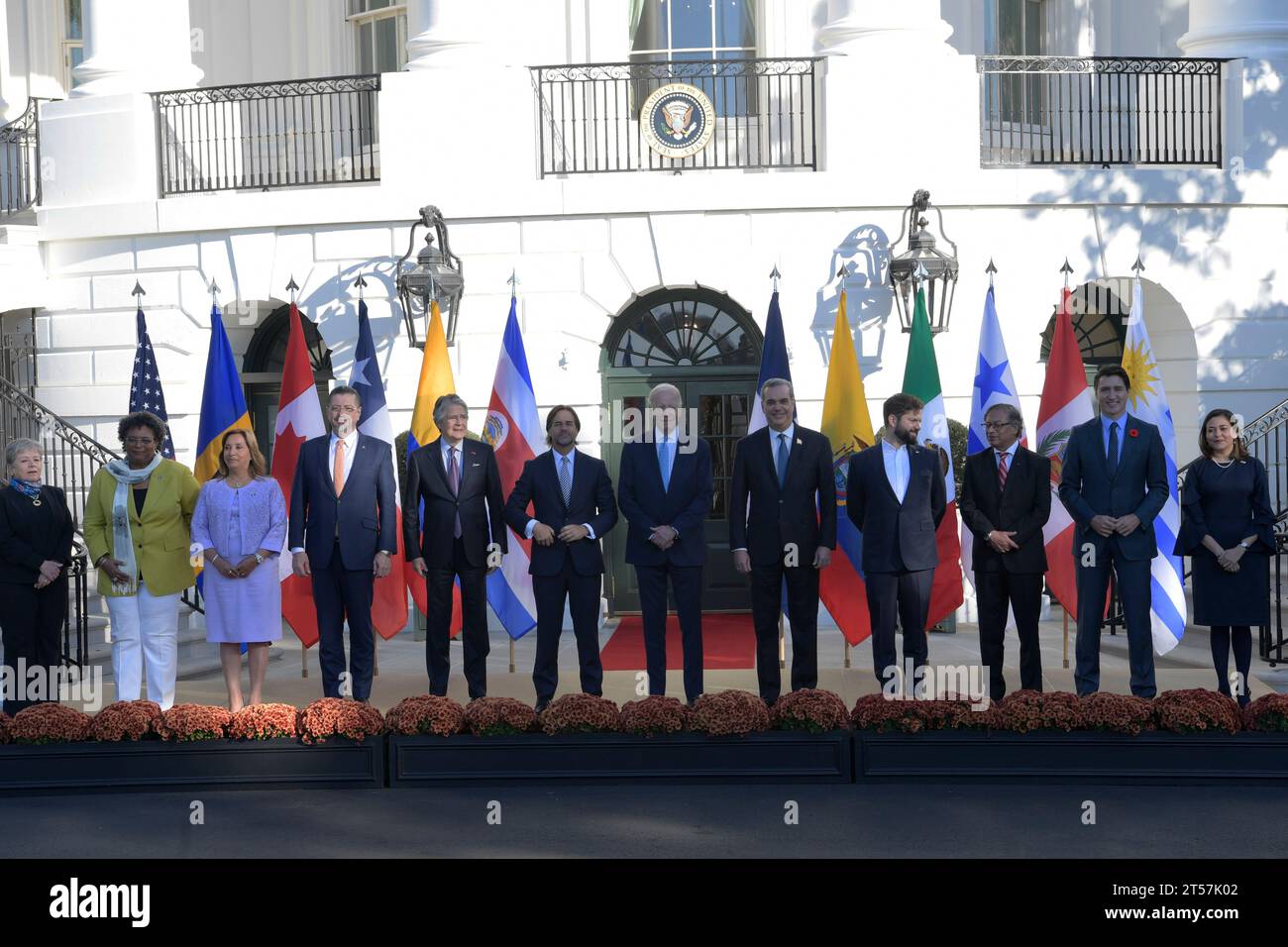 US-Präsident Joe Biden zusammen mit (R-L ) Premierminister Justin Trudeau von Kanada, Präsident Gabriel Boric von Chile, Präsident Gustavo Petro von Kolumbien, Präsident Luis Abinader von der Dominikanischen Republik, Präsident Rodrigo Chaves Robles von Costa Rica, Präsident Guillermo Lasso von Ecuador, Präsident Dina Boluarte von Peru, Präsident Luis Lacalle Pou von Uruguay, Außenministerin von Mexiko Alicia Bárcena und Außenministerin von Panama Janaina Tewaney; nimmt am Familienfoto der Führer der westlichen Hemisphäre am 3. November 2023 im südlichen Portico/Weißen Haus in Washington D Teil Stockfoto